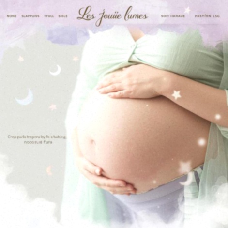 Augustine habillée de son ensemble Charlotte en double gaze beige